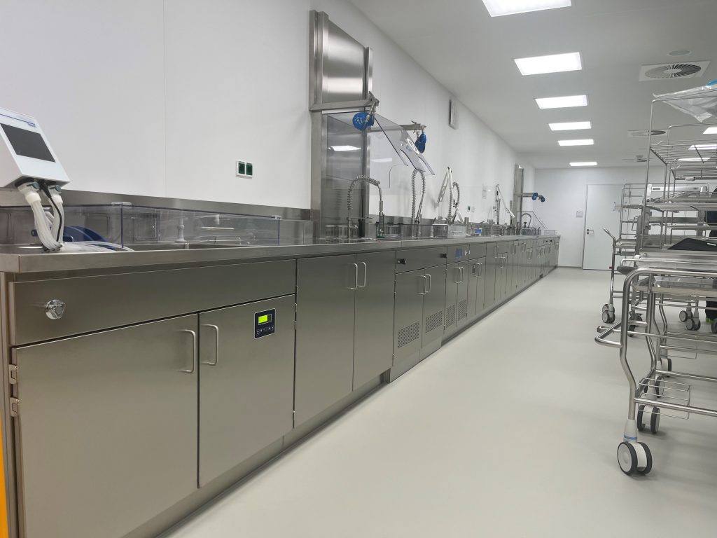 Aufbereitung mit Ultraschallbecken und ProShield Spritzschutz und Absaugung im UKE Hamburg.