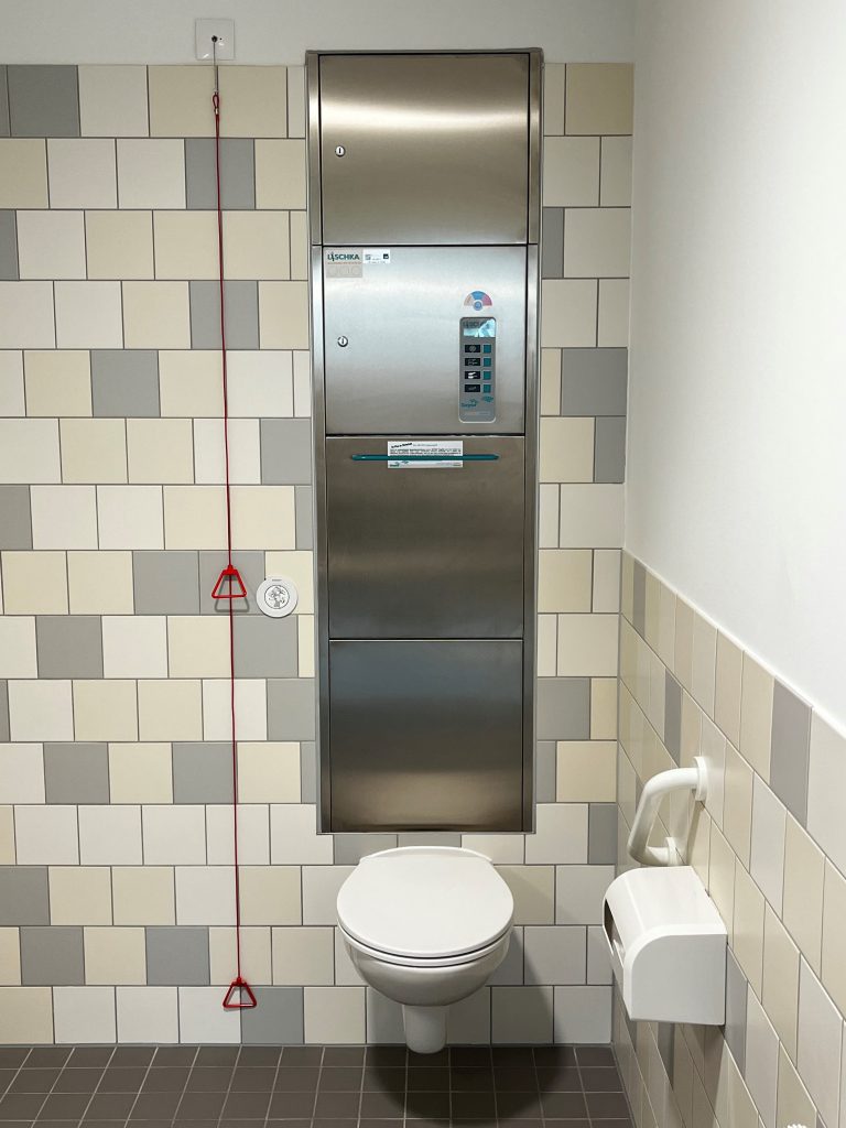 Einbau (Wandeinbau) Steckbeckenspüler GEYSIR mit WC im UKE Hamburg.